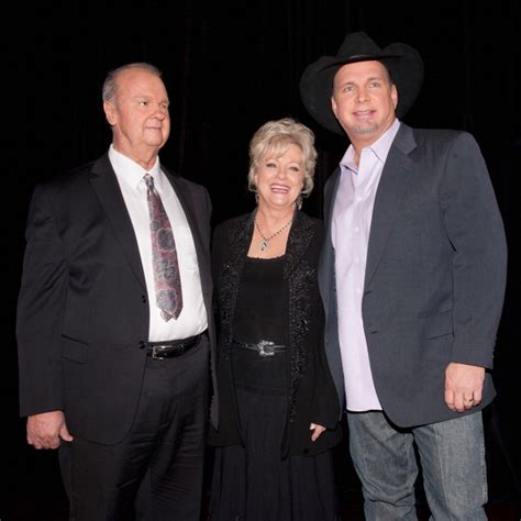 Garth Brooks Inducted Into Country Music Hall Of Fame By His Idol Cbs