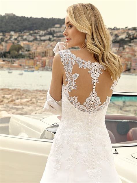 Ein hochzeitskleid kurz spitze ist ideal für den sommer. Traumhaftes Brautkleid in A-Linie mit Spitzenapplikationen ...