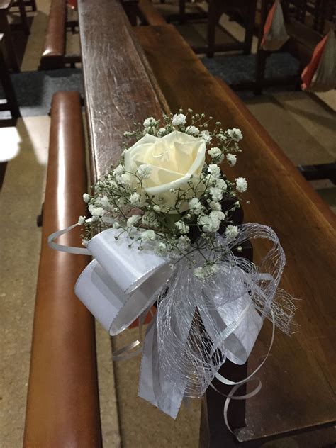 Hacer un arreglo floral para la iglesia, hará que se vea mucho más llamativa, y no solamente eso, todos sabemos que las mismas, dejan un olor muy para que tengas una pequeña idea de como hacer arreglos florales para iglesia o para centros de mesa, pero que sean solamente de primera. flores-banco-iglesia - Floristas García