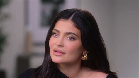 kylie jenner claims kourtney kardashian pees on everybody in off hand comment and fans are all