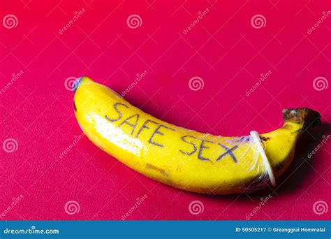 Conceito Do Sexo Seguro Do Preservativo Na Banana Imagem De Stock
