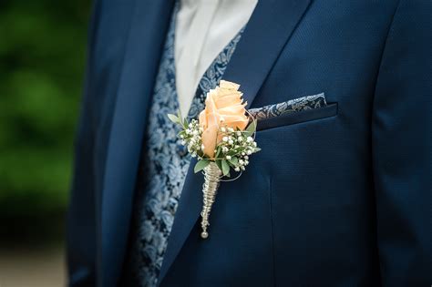 Check out our hochzeitskleid selection for the very best in unique or custom, handmade pieces from our dresses shops. Lachsfarbene Rose mit Schleierkraut und Olivenblättern ...