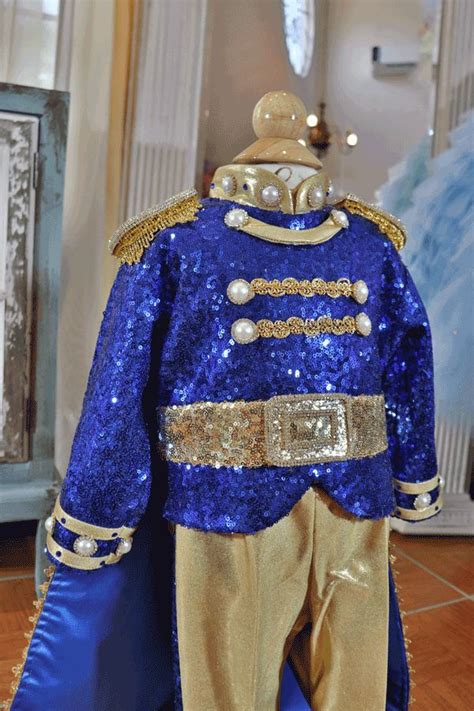 Según dijo, esto es parte del proyecto trujillo recupera sus colores el cual consiste en devolver a los inmuebles históricos el color original. Mickey rey azul en 2020 | Traje de principe, Fiestas ...