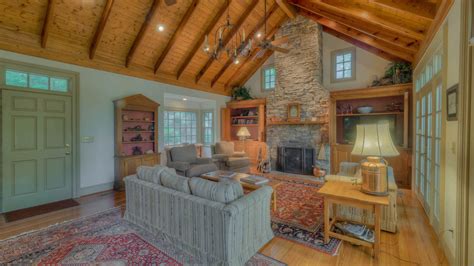 Blue ridge reservoir is 11 miles long and has 65 miles of shoreline, 25 percent of which is developed. Gleesome Inn on Lake Blue Ridge Rental Cabin - Blue Ridge, GA
