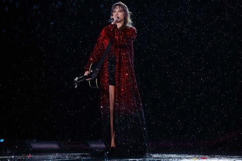 Taylor Swifts Piano Malfunctions After Rain Poured At Boston Eras Show