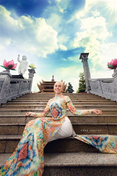 Foreign Woman Loves Ao Dai Brings Vietnamese Silk To The World