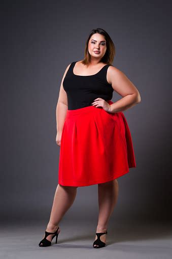Plus Size Modemodell Im Roten Rock Fette Frau Auf Grauem Hintergrund