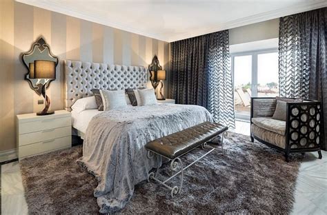 Dazzling Bedroom Designs With Striped Accent Walls