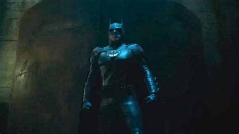 The Flash Trailer Breakdown Supergirl Batsuits Man Of Steel