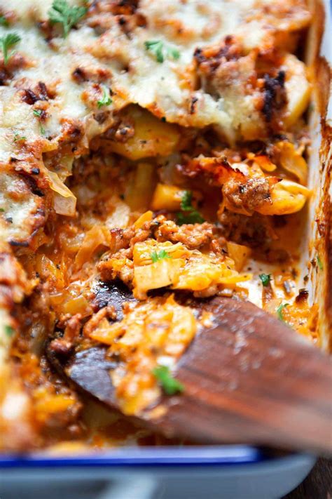 Vorkochen, dann mit dem strunk nach unten in eine gefettete auflaufform legen. Spitzkohl-Hackfleisch-Auflauf mit Kartoffeln | Rezept ...