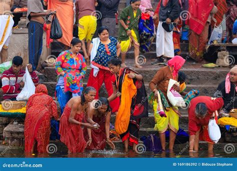 Banho Sagrado Do Rio Hindu Ganges Fotografia Editorial Imagem De Lavagem Hindu 169186392