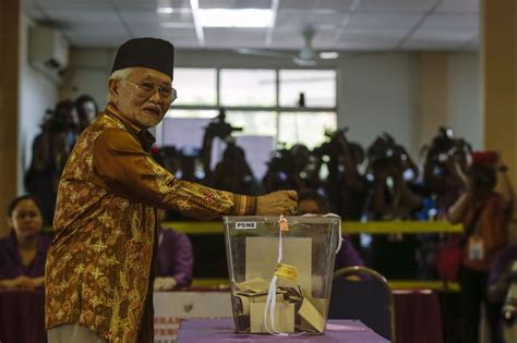 Karier politik tan sri abdul taib mahmud. Sarawak Governor Taib Mahmud And His Family Are Accused Of ...