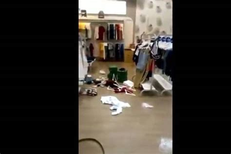 Quadrilha Invade Shopping Assalta Lojas E Causa P Nico No Interior De