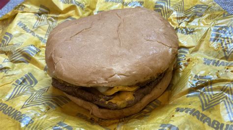 Discovernet We Tried Whataburgers New Chili Cheese Burger Heres