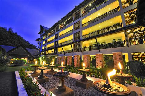 Both wings at this sabah hotel offer rooms which feature luxuriously furnished interiors and a host of amenities. Shangri-La's Rasa Ria Resort & Spa, Kota Kinabalu | JOHN KONG