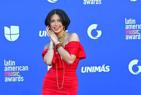 Critican a Ángela Aguilar por vestido que usó en los Premios Juventud