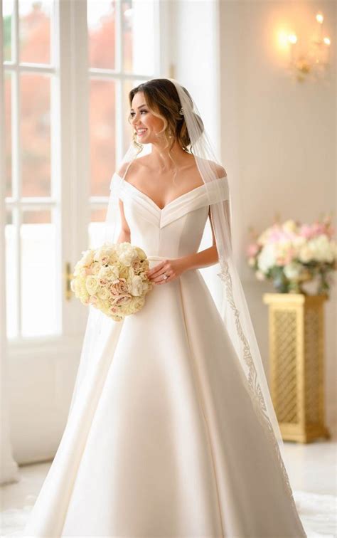 20 Wedding Dresses With A Touch Of Color For The Most Glamorous Web
