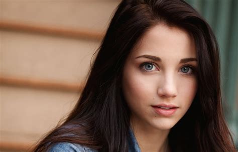 2560x1600 Emily Rudd Brunette Blue Eyes Looking At Viewer Sunlight Smiling Floral Depth Of