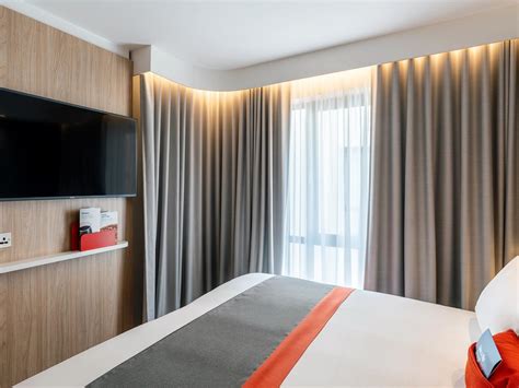 Each room includes an lcd tv with. Holiday Inn Express Amsterdam - North Riverside, hotel in ...