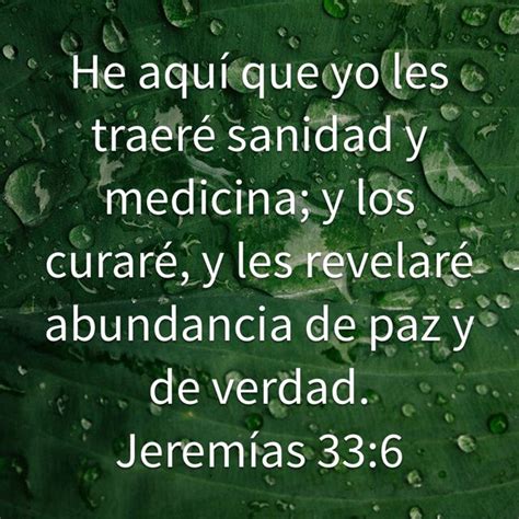A Green Leaf With Water Drops On It And The Words He Aguiqueyo Los