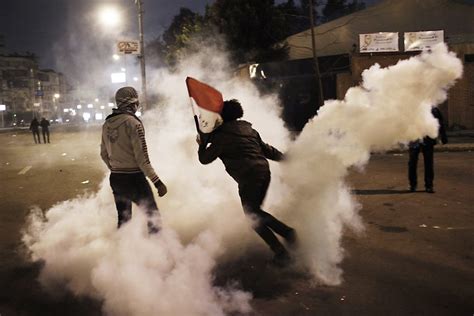 egypt protesters attack president s palace