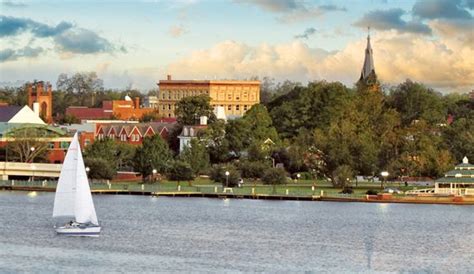 Downtown New Bern Nc The Only Place That Has Salt Water On One Side Of Town And Fresh Water On