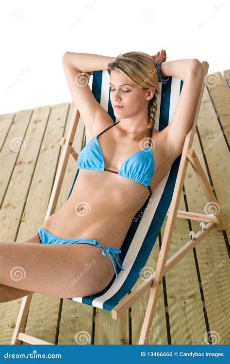 Strand Junge Frau Im Bikini Der Auf Deckchair Sitzt Stockfoto Bild