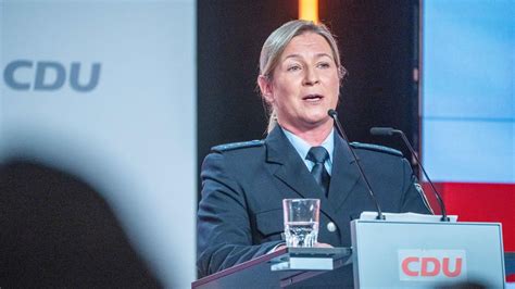 Claudia Pechstein trägt Uniform bei CDU-Rede: Bundespolizei leitet