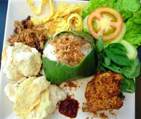 Masakan ini rasanya gurih pulen dah aromanya sangat harum. Berhasil Jualan Nasi Uduk Dengan Memanfaatkan Bagasi Mobil