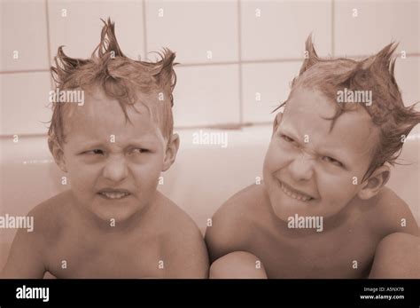 zwei kleine jungs 5 und 7 jahre alt in der badewanne stockfotografie