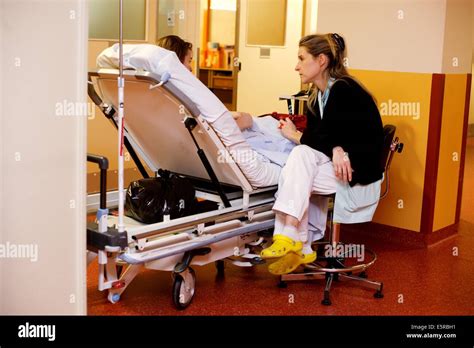 infirmière psychiatrique à parler avec un patient service d urgence l hôpital de limoges