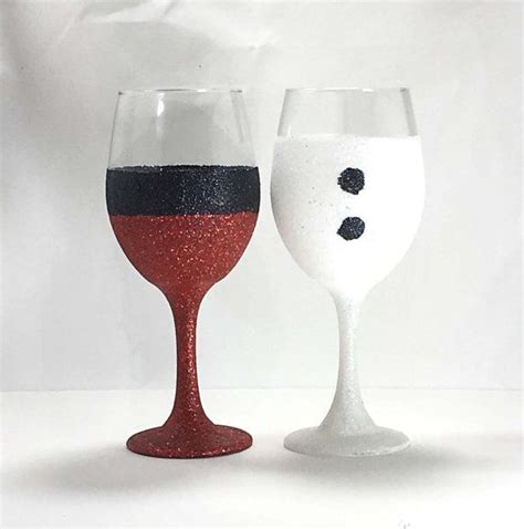 These Festive Wine Glasses Are Perfect For Any Christmas Celebration