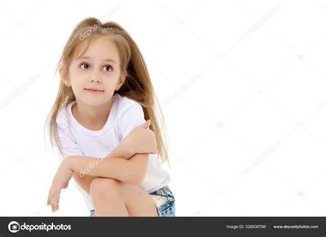 Фото девушки стоящей на коленях