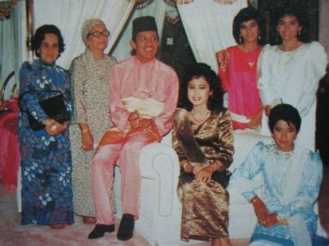 Mazuin begitu terkenal dalam dunia hiburan pada tahun 1987 kemudian dia berkahwin pengiran muda sufri bolkiah. Tertunailah Hasrat Di Hati: Di mana Hajah Mazuin binti ...