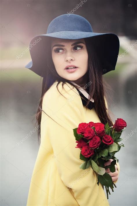 Beautiful Lady With Red Roses Flowers Outdoors — Stock Photo