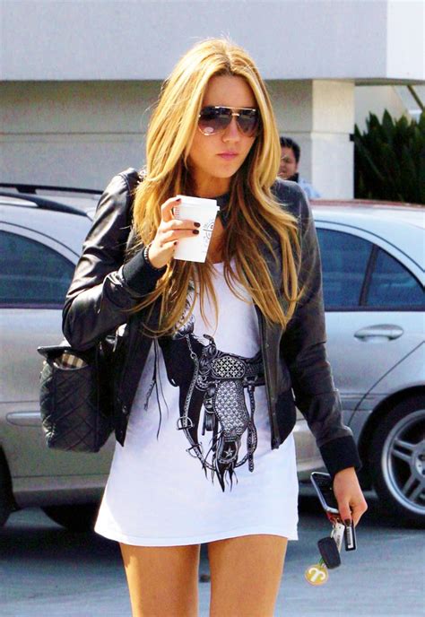 Amanda Bynes Dressed In A Barely There T Shirt Recycles Tr Flickr