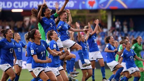 Jährlich werden etwa 500.000 spiele in dutzenden ligen ausgetragen. Italy beat China to reach Women's World Cup quarter-finals ...