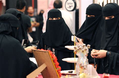 A Tweet On Women S Veils Followed By Raging Debate In Saudi Arabia