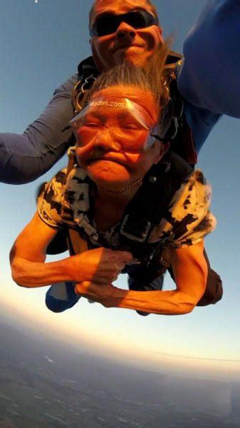 81 Year Old Chinese Lady Completes Skydive In Australia 3 Chinadaily