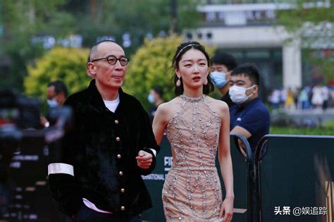Zhou Dongyu Wore A Nude Color Backless Gown To Attend The Event He Was Slender And Small