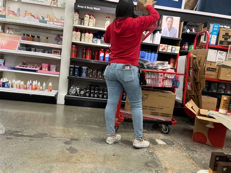 Target Employee Bending Over With A Nice Ass In Jeans Perky Bubble Butt Tight Jeans Forum