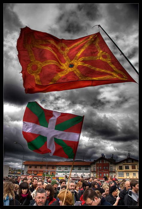 Unidad léxica estable formada de dos o más palabras que funciona como adverbio (en vilo, de. Banderas | Día de la patria vasca. Day of the Basque ...