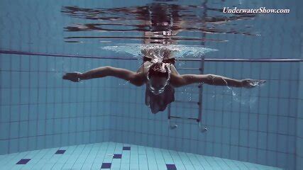 Underwater Babe Liza Rachinska Swims Naked