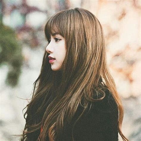 These 30  Photos Of BLACKPINK Lisa's Gorgeous Side Profile Will Make You Fall For Her Even More 