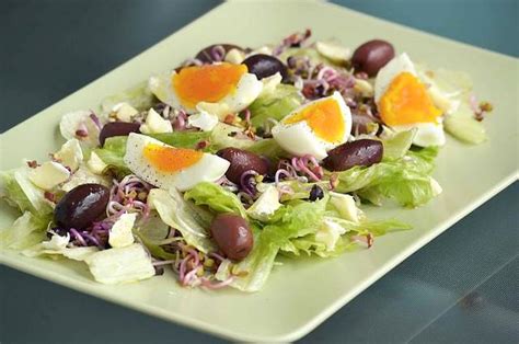 Le proteine o protidi (dal greco protos, primario) rappresentano un ampio gruppo di composti organici formati da sequenze di aminoacidi legate tra loro attraverso legami peptidici. Alimenti vegetali ricchi di proteine | Benessere Oggi