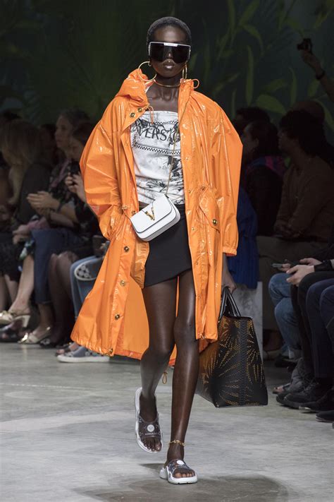 2020 (mmxx) was a leap year starting on wednesday of the gregorian calendar, the 2020th year of the common era (ce) and anno domini (ad) designations, the 20th year of the 3rd millennium. VERSACE SPRING SUMMER 2020 WOMEN'S COLLECTION | The Skinny ...