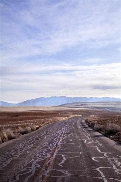 Montanhas Rochosas Refletidas Em Great Salt Lake E Em Cloudscape Imagem