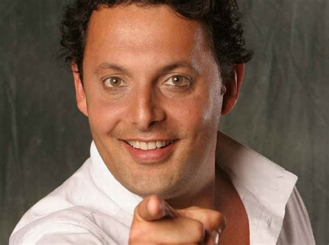 Rugantino è una commedia musicale realizzata da garinei e giovannini (come appare nei crediti dello spettacolo: Chi è Enrico Brignano: età, moglie, figli, carriera, vita ...
