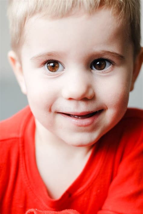 Portrait De Petite Fille Blonde Mignonne Denfant Et Belle De Jeune