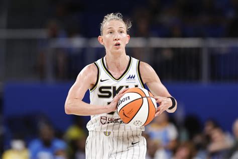 liberty s courtney vandersloot in concussion protocol jonquel jones restricted due to foot